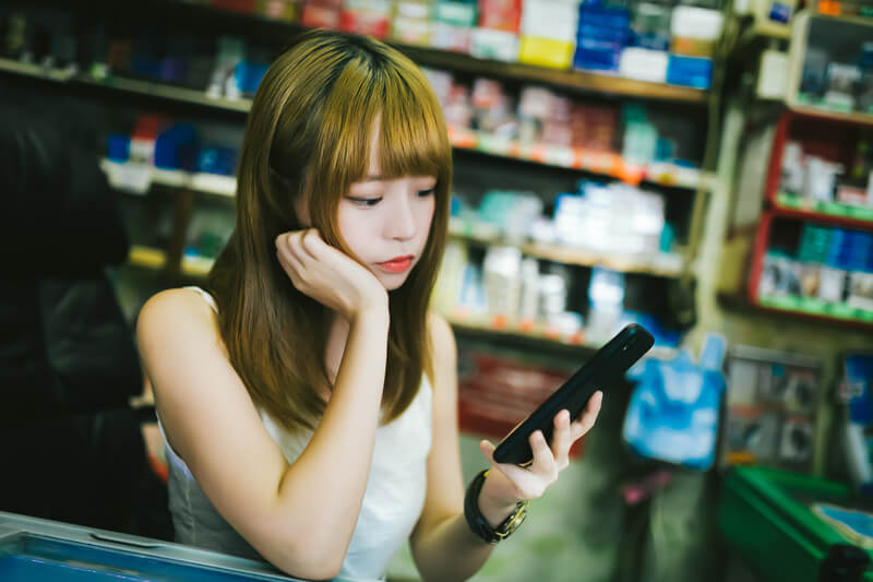 スマホをいじる